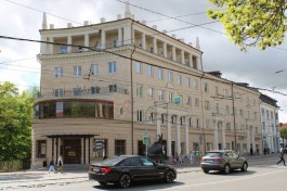 В доме с колоннами на проспекте Мира в Калининграде установили двери с необычным остеклением (фото)